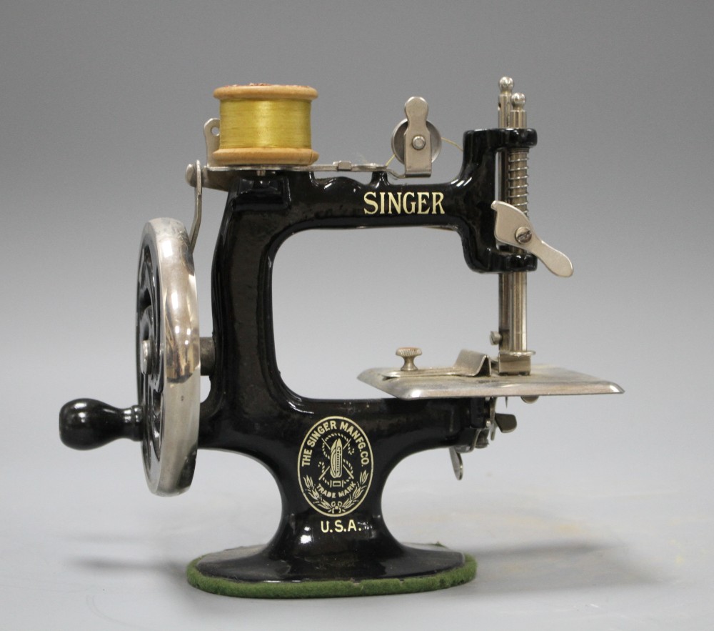 A miniature Singer sewing machine, height 16cm